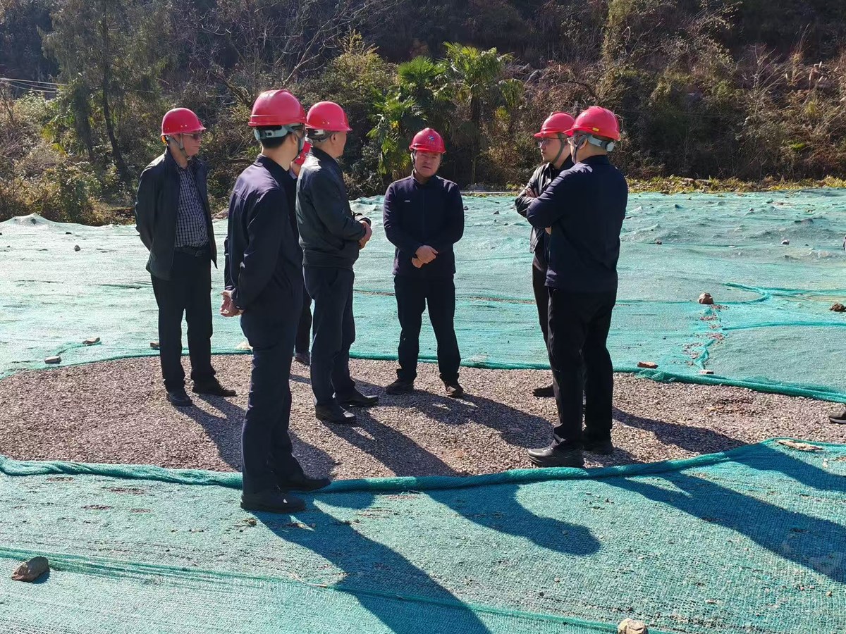 巴中發(fā)展集團(tuán)總經(jīng)理沈鵬一行赴南江縣調(diào)研東榆鎮(zhèn)花椒樹建筑用石灰?guī)r礦項目